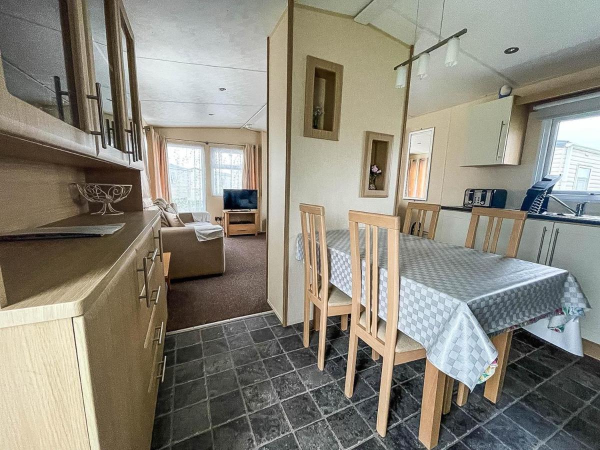 Lovely Caravan With Decking At Heacham Beach In Norfolk, Sleeps 6 Ref 21020C Exterior photo