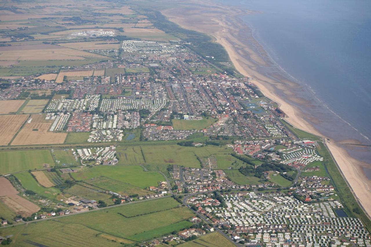 Lovely Caravan With Decking At Heacham Beach In Norfolk, Sleeps 6 Ref 21020C Exterior photo